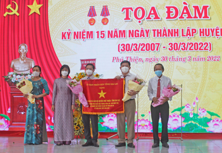 Phó Chủ tịch UBND tỉnh Nguyễn Thị Thanh Lịch tặng Cờ thi đua của Chủ tịch UBND tỉnh cho Đảng bộ, chính quyền và Nhân dân huyện Phú Thiện. Ảnh: Vũ Chi