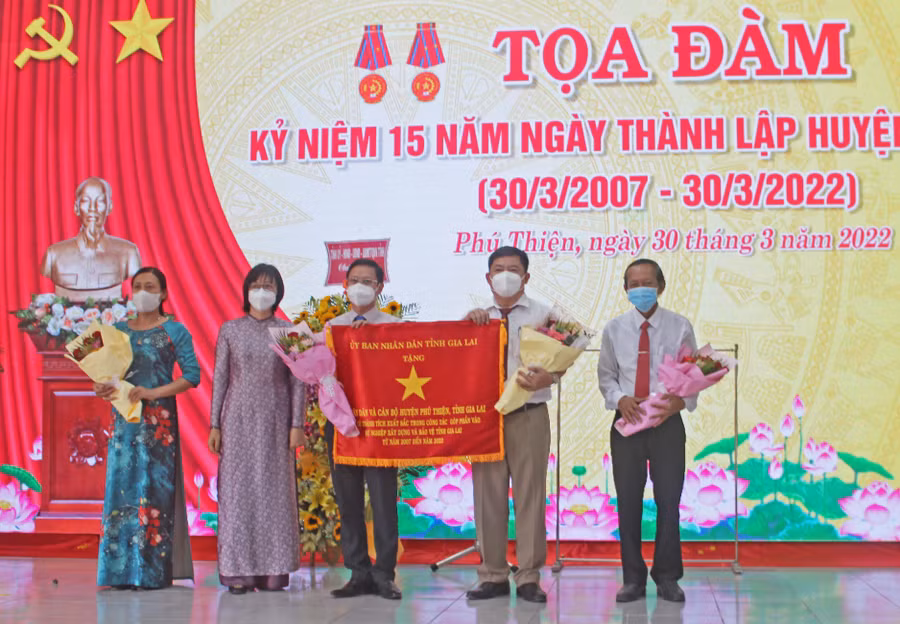 Phó Chủ tịch UBND tỉnh Nguyễn Thị Thanh Lịch tặng Cờ thi đua của Chủ tịch UBND tỉnh cho Đảng bộ, chính quyền và Nhân dân huyện Phú Thiện. Ảnh: Vũ Chi
