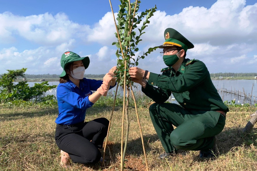 Đoàn viên, thanh niên Quảng Nam trồng cây xanh sau lễ khởi động Tháng Thanh niên. Ảnh: Mạnh Cường