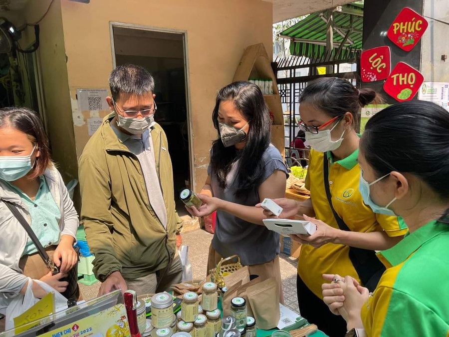 Khách hàng thích thú với các sản phẩm của nhóm bạn trẻ. Ảnh: T.L