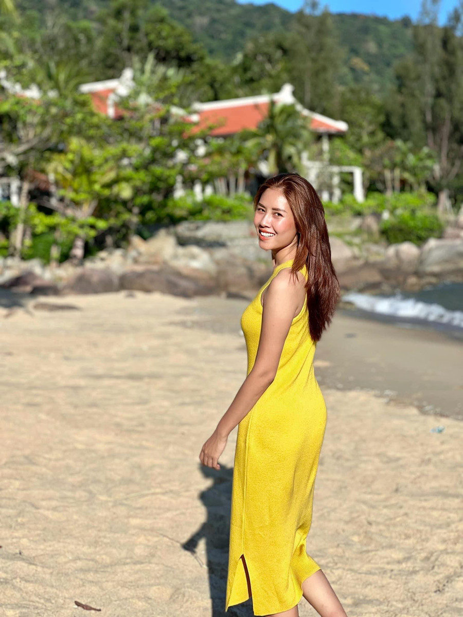 Người đẹp Biển Nguyễn Thị Loan trẻ trung, nổi bật với tông màu vàng rực.