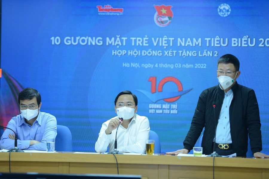 Anh Nguyễn Anh Tuấn (giữa) chủ trì cuộc họp Hội đồng. Ảnh: Dương Triều