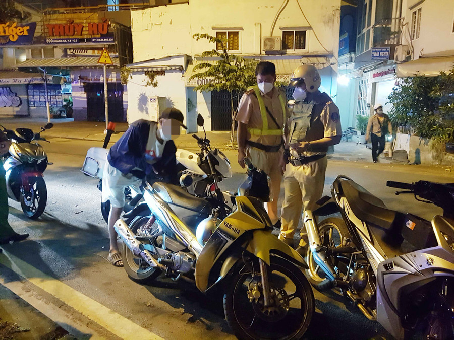 Tổ 363 Công an Q.3 kiểm tra hành chính đối tượng nghi vấn trên đường Hoàng Sa