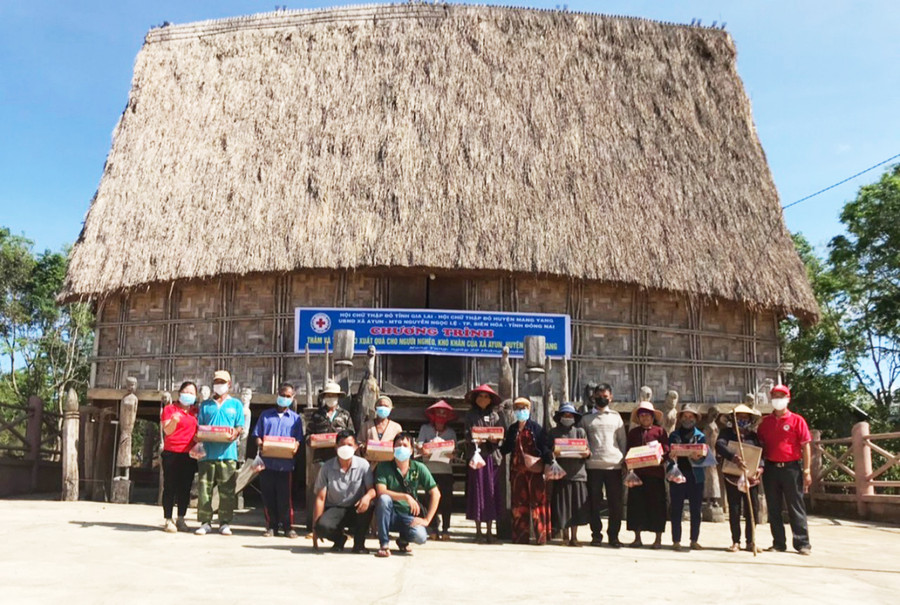 Đoàn công tác tặng quà cho đồng bào dân tộc thiểu số nghèo, khó khăn ở xã Ayun (huyện Mang Yang). Ảnh: Hồng Ngọc Tặng quà cho đồng bào dân tộc thiểu số nghèo, khó khăn xã Ayun, huyện Mang Yang. Ảnh: Hồng Ngọc