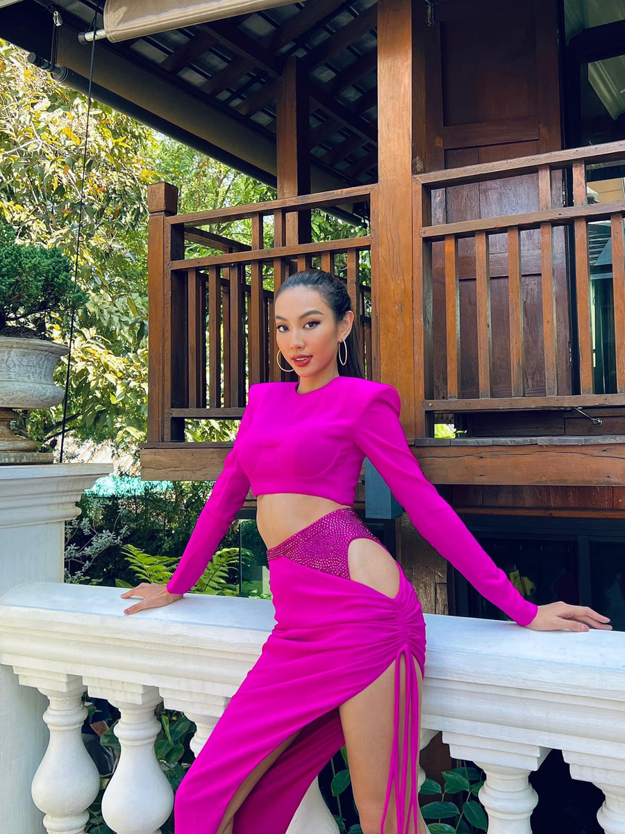 Người đẹp không e ngại tông tím dù đây là gam màu dễ làm làn da trông tối, sạm hơn. Người đẹp không e ngại tông tím dù đây là gam màu dễ làm làn da trông tối, sạm hơn.