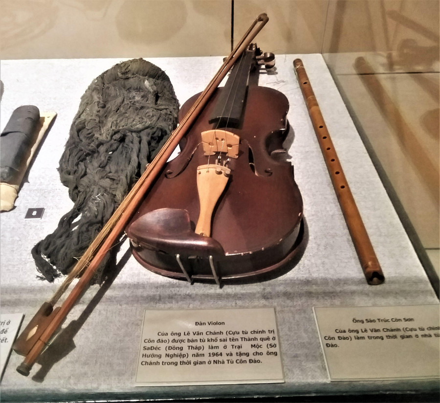 Sáo và đàn violon được các tù nhân làm tại Côn Đảo (Hiện vật của Bảo tàng Côn Đảo) Sáo và đàn violon được các tù nhân làm tại Côn Đảo (Hiện vật của Bảo tàng Côn Đảo)