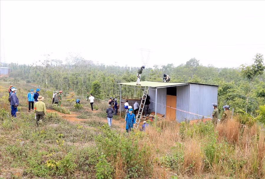 UBND huyện Đắk Glong tổ chức cưỡng chế, tháo dỡ các công trình xây dựng trái phép trên đất rừng. Ảnh: Phan Tuấn