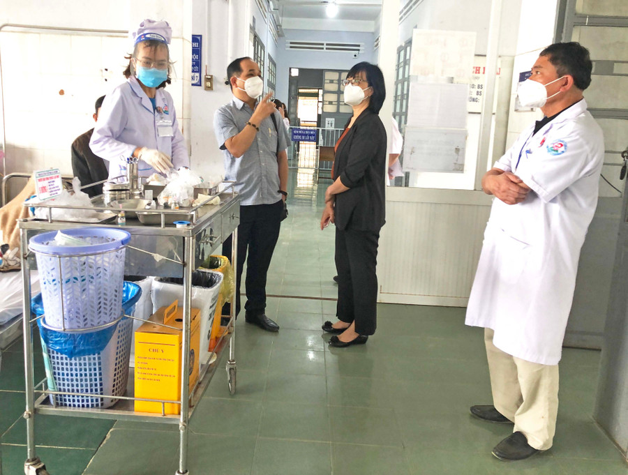 Phó Chủ tịch UBND tỉnh Nguyễn Thị Thanh Lịch kiểm tra công tác điều trị bệnh nhân Covid-19 (tầng 2) tại Trung tâm Y tế thị xã An Khê. Ảnh: Ngọc Minh