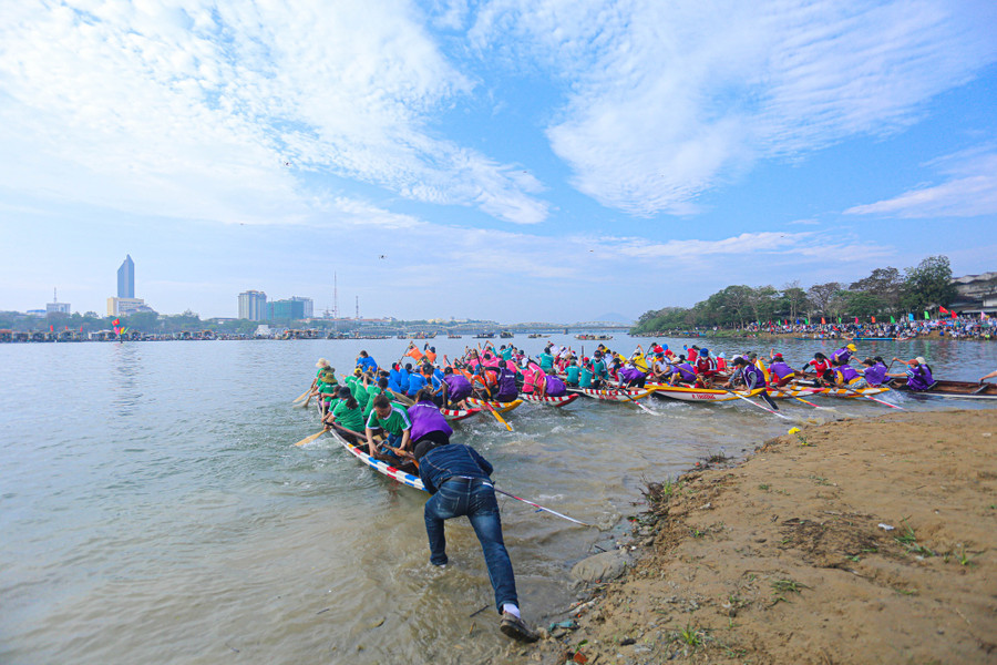  Các đội đua ghe nô nức tranh tài trong sự cổ vũ nhiệt tình của khán giả. Ảnh: Lê Hoài Nhân
