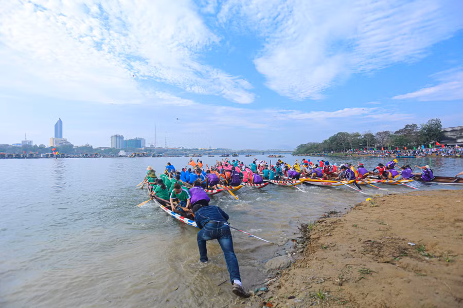  Các đội đua ghe nô nức tranh tài trong sự cổ vũ nhiệt tình của khán giả. Ảnh: Lê Hoài Nhân
