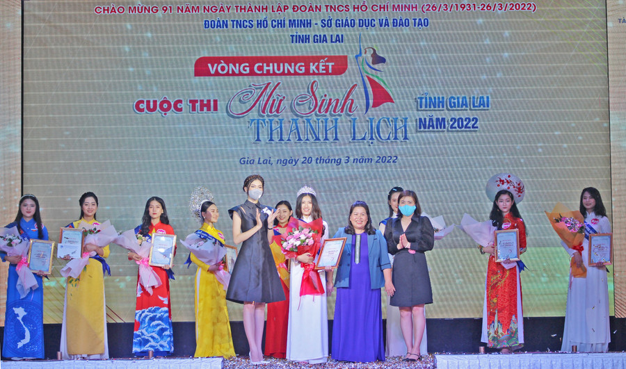 Ban tổ chức trao giải Hoa khôi cho nữ sinh Phạm Thị Ngọc Nhi (lớp 12A7, Trường THPT Nguyễn Trãi, thị xã An Khê). Ảnh: Phan Lài