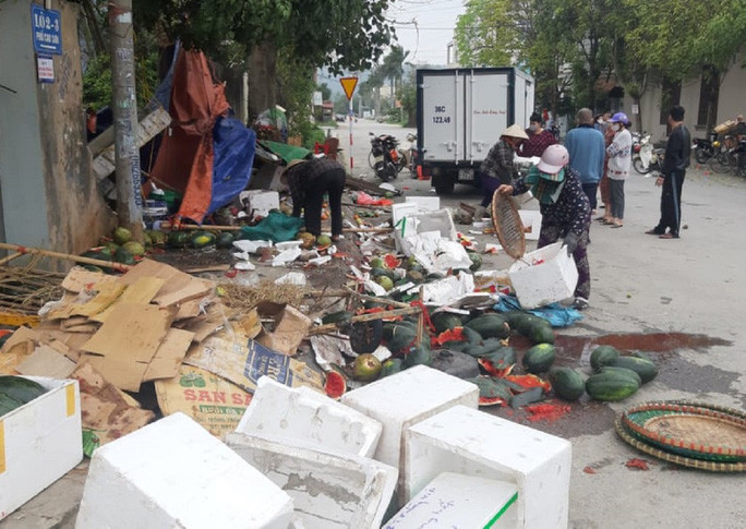 Hiện trường còn vương vãi trái cây dập nát sau tai nạn  Hiện trường còn vương vãi trái cây dập nát sau tai nạn