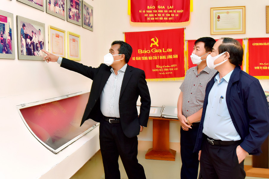 Bí thư Tỉnh ủy Hồ Văn Niên (bìa trái) và Chủ tịch UBND tỉnh Võ Ngọc Thành (bìa phải) tham quan phòng truyền thống Báo Gia Lai. Ảnh: Đức Thụy