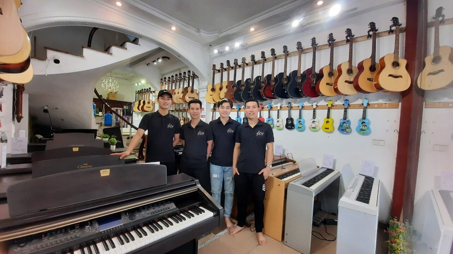 Học âm nhạc nên bằng nhiều cách anh vẫn theo đuổi đam mê của mình. Ảnh: Phạm Minh Tông  Học âm nhạc nên bằng nhiều cách anh vẫn theo đuổi đam mê của mình. Ảnh: Phạm Minh Tông