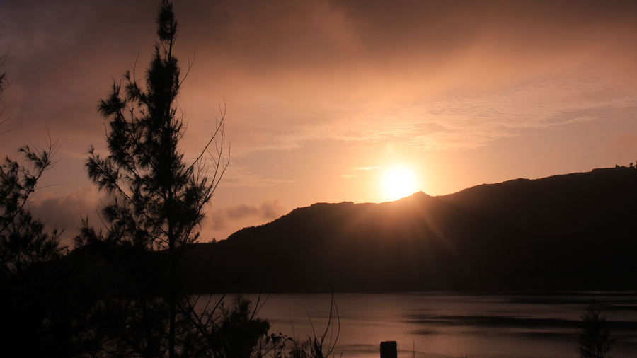 Hoàng hôn ở hồ nước Thới Lới