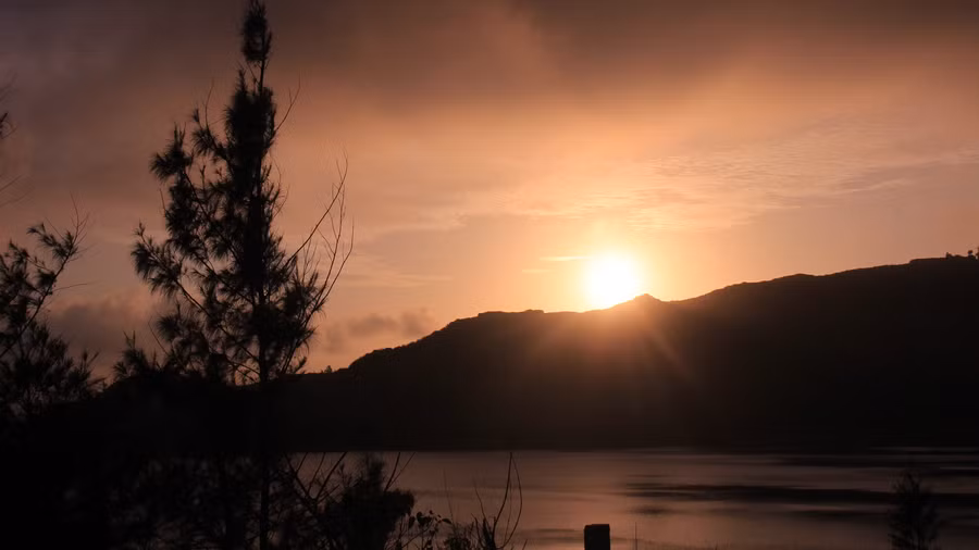 Hoàng hôn ở hồ nước Thới Lới