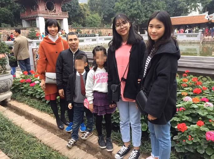 Ông Đỗ Đức Thanh (thứ hai từ trái qua) cùng gia đình đi chơi Tết, Đỗ Khánh Linh đứng ở ngoài cùng bên phải