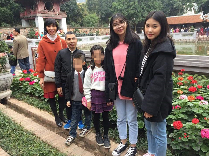 Ông Đỗ Đức Thanh (thứ hai từ trái qua) cùng gia đình đi chơi Tết, Đỗ Khánh Linh đứng ở ngoài cùng bên phải