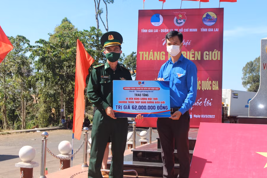 Đại diện Đoàn công tác Quận 12 (TP. Hồ Chí Minh) tặng bảng tượng trưng 25 đèn năng lượng mặt trời cho đại diện Bộ Chỉ huy Bộ đội Biên phòng tỉnh. Ảnh: Phan Lài