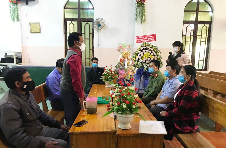 Đại diện Chính quyền, MTTQ Việt Nam các cấp thăm, chúc mừng các cơ sở tôn giáo nhân dịp lễ Giáng sinh 2021. Ảnh: Thanh Nhật