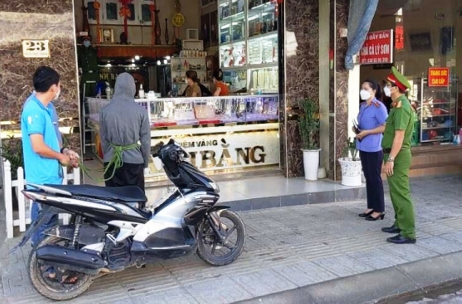 Duy được Công an H.Bắc Trà My đưa đến tiệm vàng Anh Bằng để thực nghiệm lại hiện trường vụ cướp tài sản. Ảnh: C.X