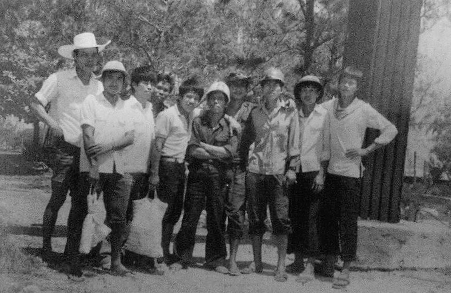 Một số cán bộ, chiến sĩ tàu HQ-604 chụp hình lưu niệm trước khi đi làm nhiệm vụ tại Trường Sa, tháng 3.1988. Thuyền trưởng Vũ Phi Trừ (đứng thứ 5, từ phải sang). Ảnh: Tư liệu