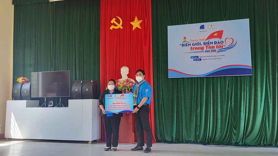 Chị Hà Thị Giang Thảo (bìa trái)-Bí thư Tỉnh Đoàn Gia Lai nhận phần quà do Hội LHTN Việt Nam TP. Hồ Chí Minh trao tặng. Ảnh: Phan Lài