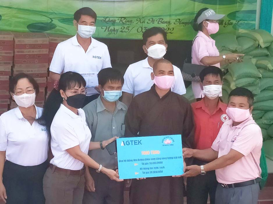 Hỗ trợ 545 triệu đồng trong Chương trình thiện nguyện “Thắp sáng đường quê vùng Tây Nguyên” tại xã H’bông