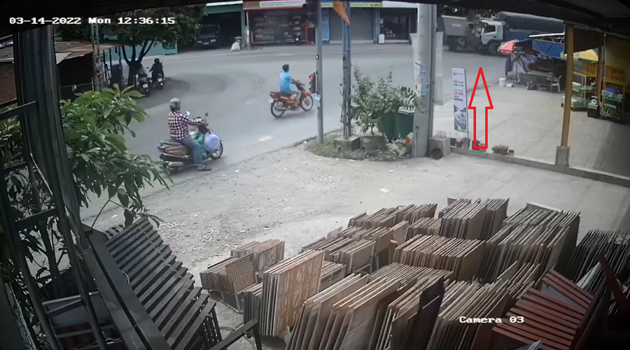 Camera ghi lại vụ tai nạn giữa xe biển số xanh và xe tải. Ảnh cắt từ clip