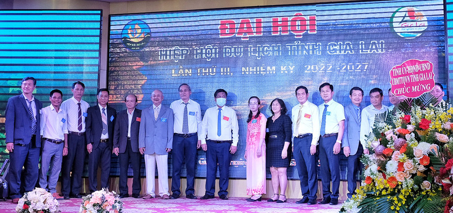  Ban chấp hành mới ra mắt đại hội. Ảnh: Hoàng Ngọc