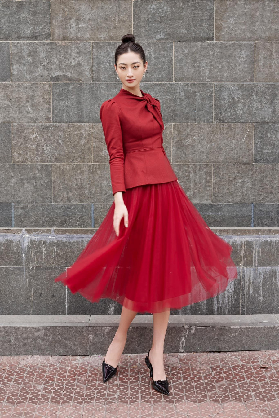 Hoa hậu Lương Thuỳ Linh bay bổng trong bộ váy xếp ly tông màu đỏ rực.