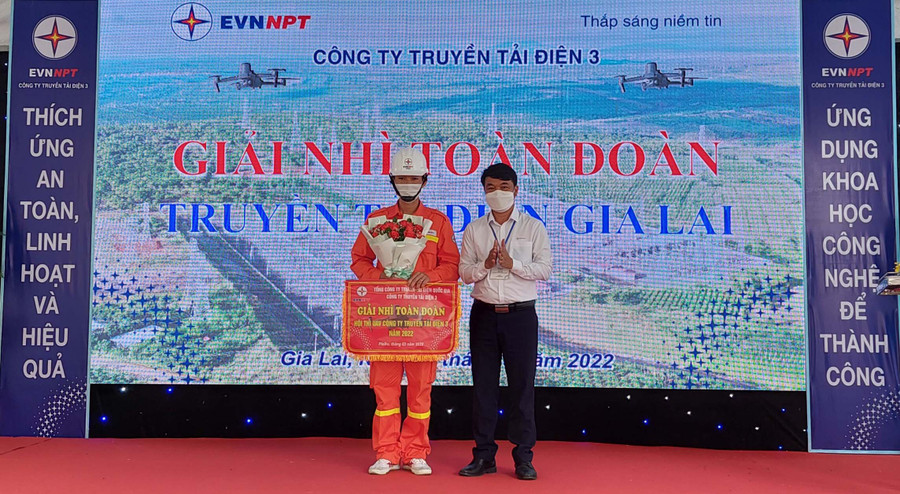 Ban tổ chức trao giải nhì toàn đoàn cho Truyền tải điện Gia Lai. Ảnh: Văn Hải
