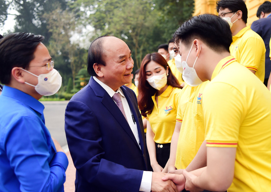 Chủ tịch nước Nguyễn Xuân Phúc trò chuyện, chúc mừng các gương mặt trẻ tại Phủ Chủ tịch. Ảnh: Xuân Tùng Chủ tịch nước Nguyễn Xuân Phúc trò chuyện, chúc mừng các gương mặt trẻ tại Phủ Chủ tịch