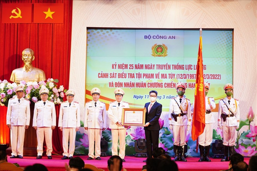 Phó Thủ tướng Vũ Đức Đam thừa uỷ quyền của Chủ tịch nước trao Huân chương Chiến công hạng Nhất cho Cục Cảnh sát điều tra tội phạm về ma tuý. Ảnh: V.D