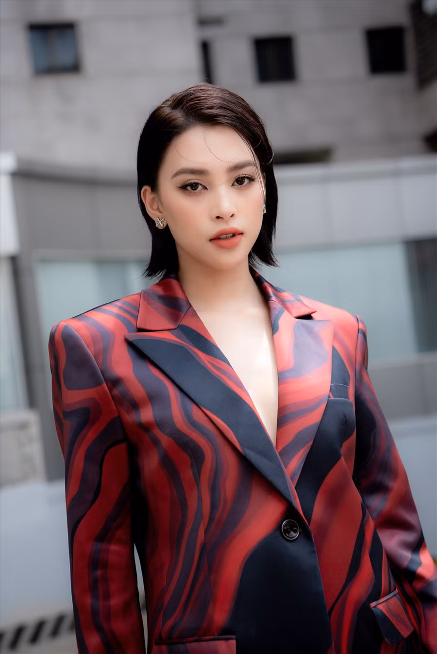 Xuất hiện tại buổi sơ khảo Miss World Việt Nam 2022, Hoa hậu Tiểu Vy lựa chọn bộ đồ vest cá tính. Mái tóc ngắn càng giúp tôn lên vẻ đẹp của Hoa hậu Việt Nam 2018. Ảnh: Sen Vàng. 