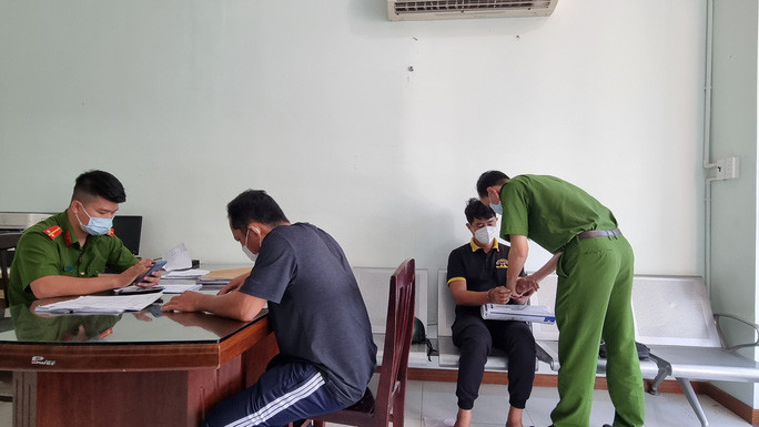  Vương (thứ 2 từ phải qua) đã bị công an tạm giữ