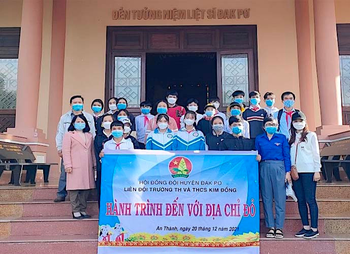 Hành trình đến với địa chỉ đỏ là một hoạt động thường niên của Liên Đội Trường Tiểu học và THCS Kim Đồng (huyện Đak Pơ) nhằm giáo dục truyền thống “Uống nước nhớ nguồn” cho học sinh. Ảnh: Mộc Trà