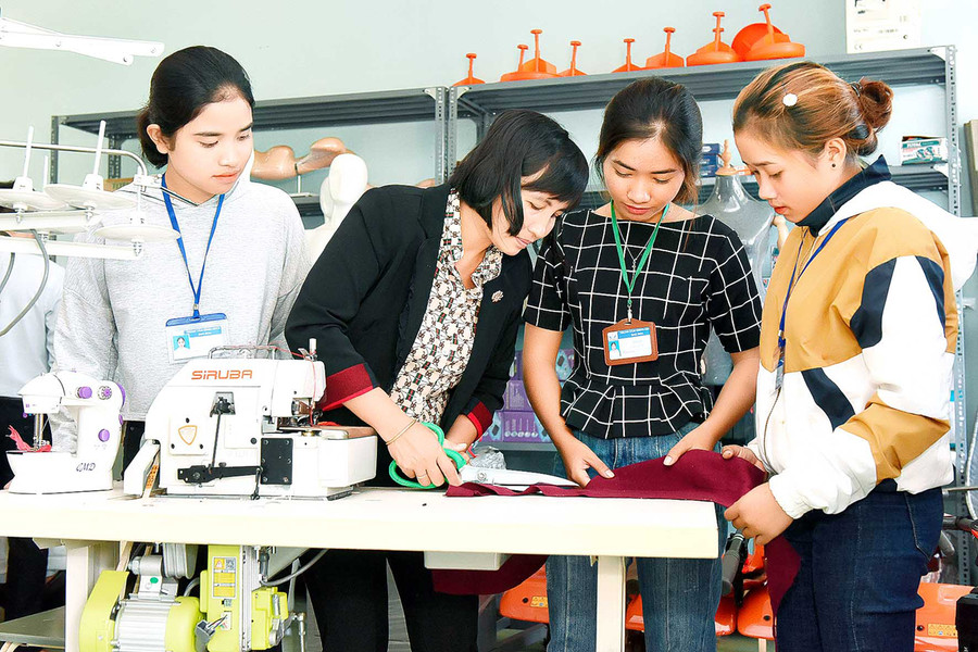 Lớp đào tạo nghề may cho lao động nông thôn ở huyện Đak Đoa (ảnh chụp trước tháng 4-2021). Ảnh: Đức Thụy Lớp đào tạo nghề may cho lao động nông thôn ở huyện Đak Đoa. Ảnh: Đức Thụy