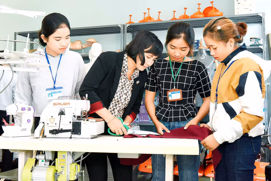 Lớp đào tạo nghề may cho lao động nông thôn ở huyện Đak Đoa (ảnh chụp trước tháng 4-2021). Ảnh: Đức Thụy Lớp đào tạo nghề may cho lao động nông thôn ở huyện Đak Đoa. Ảnh: Đức Thụy