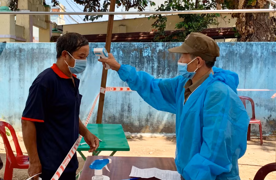 Ngày 11-3, Gia Lai ghi nhận gần 3.700 ca dương tính mới với SARS-CoV-2 (GLO)- Ngày 11-3, Ban Chỉ đạo phòng-chống dịch Covid-19 của tỉnh Gia Lai thông tin: Tính từ ngày 10-3 đến 10 giờ ngày 11-3, tỉnh Gia Lai ghi nhận 3.696 trường hợp dương tính mới với SARS-CoV-2, trong đó: 2.304 trường hợp do lây nhiễm từ cộng đồng; 1.371 trường hợp là F1; 21 trường hợp là người đi từ địa phương khác về tỉnh. Cụ thể: 10 trường hợp dương tính phát hiện tại Bệnh viện 331; gồm: 7 trường hợp do lây nhiễm từ cộng đồng; 3 trường hợp là F1. 2 trường hợp F1 dương tính phát hiện tại Bệnh viện Lao và Bệnh phổi tỉnh. 30 trường hợp dương tính phát hiện tại Bệnh viện Nhi, do lây nhiễm từ cộng đồng. 1 trường hợp F1 dương tính phát hiện tại Bệnh viện Quân y 211. 38 trường hợp dương tính phát hiện tại Bệnh viện Đại học Y dược - Hoàng Anh Gia Lai, do lây nhiễm từ cộng đồng. 1 trường hợp F1 dương tính phát hiện tại Bệnh viện Dã chiến số 2. 3 trường hợp F1 dương tính phát hiện tại Bệnh viện Dã chiến số 3. 6 trường hợp dương tính phát hiện tại Bệnh viện Đa khoa tỉnh; gồm: 5 trường hợp do lây nhiễm từ cộng đồng; 1 trường hợp là F1. 1 trường hợp F1 dương tính phát hiện tại Bệnh viện điều trị Covid-19 cơ sở 2. 2 trường hợp dương tính được CDC xét nghiệm phát hiện tại khu cách ly Trạm khách 2. 133 trường hợp dương tính phát hiện tại huyện Chư Păh gồm: 89 trường hợp do lây nhiễm từ cộng đồng; 44 trường hợp là F1. 176 trường hợp dương tính phát hiện tại huyện Chư Prông gồm: 128 trường hợp do lây nhiễm từ cộng đồng; 48 trường hợp là F1. 78 trường hợp dương tính phát hiện tại huyện Chư Pưh gồm: 38 trường hợp do lây nhiễm từ cộng đồng; 40 trường hợp là F1. 378 trường hợp dương tính phát hiện tại huyện Chư Sê gồm: 259 trường hợp do lây nhiễm từ cộng đồng; 118 trường hợp là F1; 1 trường hợp là người từ địa phương khác về tỉnh. 714 trường hợp dương tính phát hiện tại huyện Đak Đoa gồm: 326 trường hợp do lây nhiễm từ cộng đồng; 371 trường hợp là F1; 17 trường hợp là người đi từ địa phương khác về tỉnh. 69 trường hợp dương tính phát hiện tại huyện Đak Pơ gồm: 43 trường hợp do lây nhiễm từ cộng đồng; 26 trường hợp là F1. 203 trường hợp dương tính phát hiện tại huyện Đức Cơ gồm: 156 trường hợp do lây nhiễm từ cộng đồng; 47 trường hợp là F1. 133 trường hợp dương tính phát hiện tại huyện Ia Grai gồm: 70 trường hợp do lây nhiễm từ cộng đồng; 63 trường hợp là F1. 64 trường hợp dương tính phát hiện tại huyện Ia Pa gồm: 51 trường hợp do lây nhiễm từ cộng đồng; 13 trường hợp là F1. 183 trường hợp dương tính phát hiện tại huyện Kbang gồm: 47 trường hợp do lây nhiễm từ cộng đồng; 136 trường hợp là F1. 133 trường hợp dương tính phát hiện tại huyện Kông Chro gồm: 112 trường hợp do lây nhiễm từ cộng đồng; 21 trường hợp là F1. 217 trường hợp dương tính phát hiện tại huyện Krông Pa gồm: 107 trường hợp do lây nhiễm từ cộng đồng; 107 trường hợp là F1; 03 trường hợp là người đi từ địa phương khác về tỉnh. 145 trường hợp dương tính phát hiện tại huyện Mang Yang gồm: 77 trường hợp do lây nhiễm từ cộng đồng; 68 trường hợp là F1. 82 trường hợp dương tính phát hiện tại huyện Phú Thiện gồm: 40 trường hợp do lây nhiễm từ cộng đồng; 42 trường hợp dương tính là F1. 165 trường hợp dương tính phát hiện tại thị xã An Khê gồm: 134 trường hợp do lây nhiễm từ cộng đồng; 31 trường hợp là F1. 102 trường hợp dương tính phát hiện tại thị xã Ayun Pa gồm: 23 trường hợp do lây nhiễm từ cộng đồng; 79 trường hợp là F1. 627 trường hợp dương tính phát hiện tại TP. Pleiku gồm: 521 trường hợp do lây nhiễm từ cộng đồng; 106 trường hợp là F1. Tính từ ngày 26-4-2021 đến 10 giờ ngày 11-3, trên địa bàn tỉnh ghi nhận 43.837 trường hợp dương tính với SARS-CoV-2; đã có 69 ca tử vong (trong đó: số trường hợp tử vong do chưa tiêm vắc xin hoặc tiêm chưa đủ liều vắc xin chiếm tỷ lệ 90%, người trên 65 tuổi chiếm tỷ lệ 58%). Riêng số trường hợp đi từ địa phương khác về tỉnh từ ngày 1-10-2021 đến ngày 11-3 phát hiện dương tính với SARS-CoV-2 là 2.337 ca (2.201 ca dương tính mới và 136 ca tái dương tính). Hiện nay còn 1.273 trường hợp đang điều trị tại các cơ sở y tế. Tính đến ngày 11-3: có 11 cán bộ tham gia phòng, chống dịch thực hiện cách ly tập trung tại Trạm khách 2 - Bộ Chỉ huy Quân sự tỉnh Gia Lai. Tỉnh Gia Lai đã và đang rất khẩn trương, quyết liệt thực hiện công tác phòng-chống dịch Covid-19 trên địa bàn tỉnh. Đề nghị người dân hạn chế ra ngoài tỉnh nếu không thật sự cần thiết; khi phát hiện người đi từ vùng dịch về, người nhập cảnh vào địa phương... phải kịp thời thông báo cho chính quyền để hướng dẫn, hỗ trợ. Khi có biểu hiện sốt, ho, đau họng, khó thở hoặc tự phát hiện dương tính với Covid-19 qua test nhanh... cần liên hệ ngay với cơ sở y tế nơi gần nhất để được tư vấn hoặc liên hệ theo đường dây nóng (bác sĩ Trâm: 0397.735.382; bác sĩ Hiếu: 0983.103.179) để được hỗ trợ. Khi cần tư vấn về chính sách hỗ trợ người gặp khó khăn do đại dịch Covid-19 trên địa bàn tỉnh Gia Lai, đề nghị liên hệ với ông Nguyễn Hữu Tùng (Sở Lao động - Thương binh và Xã hội) theo số điện thoại 0905.387.234 hoặc 0269.3828.511. Người dân có thể gọi số điện thoại (0269)1022 hoặc gửi nội dung phản ánh, kiến nghị lên Hệ thống thông tin 1022 tỉnh Gia Lai tại địa chỉ https://1022.gialai.gov.vn để được hỗ trợ, tư vấn kịp thời. Hiện nay vẫn còn nhiều trường hợp dương tính với SARS-CoV-2 trong cộng đồng chưa rõ nguồn lây; đã có biểu hiện tâm lý chủ quan của người dân, có người không tuân thủ quy định 5K; rất dễ xảy ra việc lây lan bùng phát dịch. Đề nghị người dân luôn nâng cao cảnh giác nhưng không hoang mang, lo lắng; tự giác thực hiện tốt các giải pháp phòng-chống dịch Covid-19 của tỉnh; thực hiện nghiêm Thông điệp “5K + vắc xin”, cài đặt và sử dụng ứng dụng PC-Covid, thực hiện quét mã QRCode kiểm soát vào/ra tại các địa điểm công cộng; đăng ký tiêm phòng Covid-19 thông qua ứng dụng 