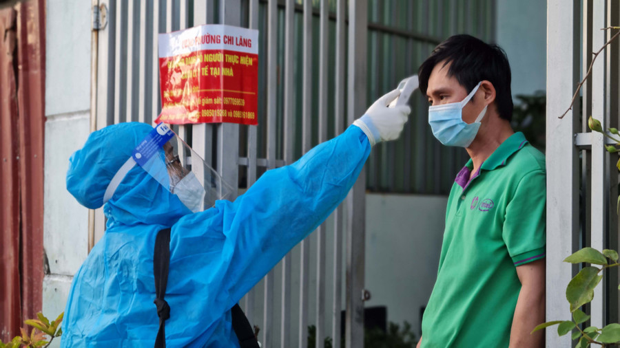 Nhân viên y tế kiểm tra thân nhiệt cho trường hợp F0 đang thực hiện cách ly, điều trị tại nhà ở tổ 4 (phường Chi Lăng, TP. Pleiku). Ảnh: Bá Bính