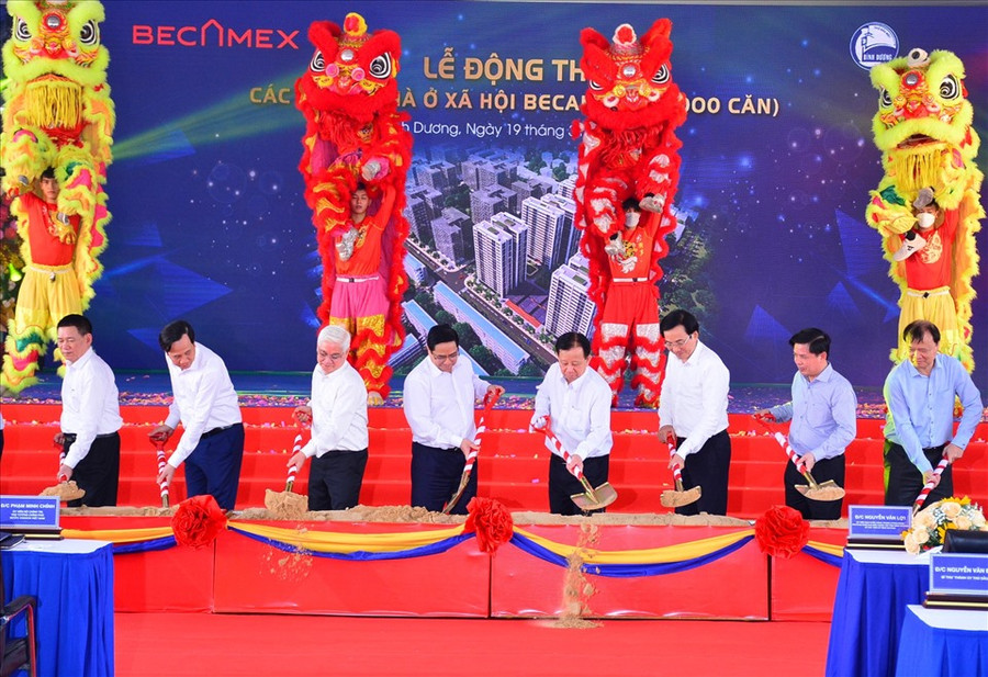 Động thổ khởi công xây dựng thêm 20.000 căn nhà ở xã hội tại Bình Dương. Ảnh: Đình Trọng Động thổ khởi công xây dựng thêm 20.000 căn nhà ở xã hội tại Bình Dương. Ảnh: Đình Trọng