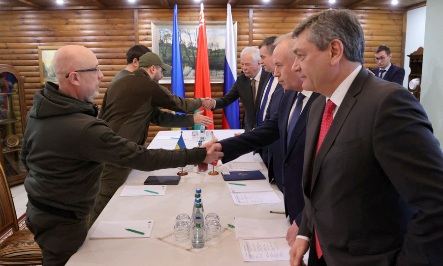 Các quan chức Nga và Ukraine bắt tay nhau trong vòng đàm phán thứ 2 tại khu vực Brest, Belarus, ngày 3/3. Ảnh: Reuters Các quan chức Nga và Ukraine bắt tay nhau trong vòng đàm phán thứ 2 tại khu vực Brest, Belarus, ngày 3/3. Ảnh: Reuters