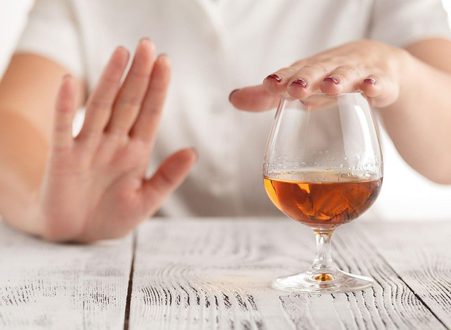 Uống nhiều rượu bia có liên quan đến sự suy giảm khối lượng não rõ rệt, bất kể các yếu tố liên quan. Ảnh: shutterstock Uống nhiều rượu bia có liên quan đến sự suy giảm khối lượng não rõ rệt, bất kể các yếu tố liên quan. Ảnh: shutterstock