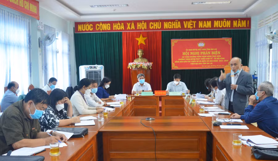 Ban Thường trực Ủy ban MTTQ Việt Nam tỉnh tổ chức hội nghị phản biện. Ảnh: Anh Huy