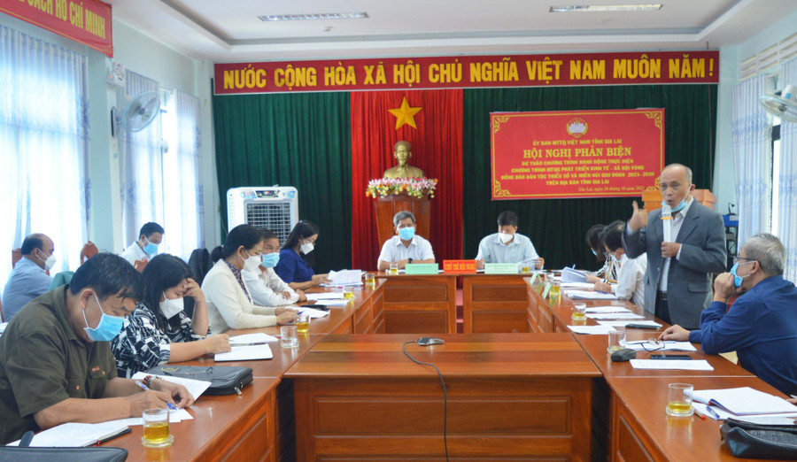 Ban Thường trực Ủy ban MTTQ Việt Nam tỉnh tổ chức hội nghị phản biện. Ảnh: Anh Huy