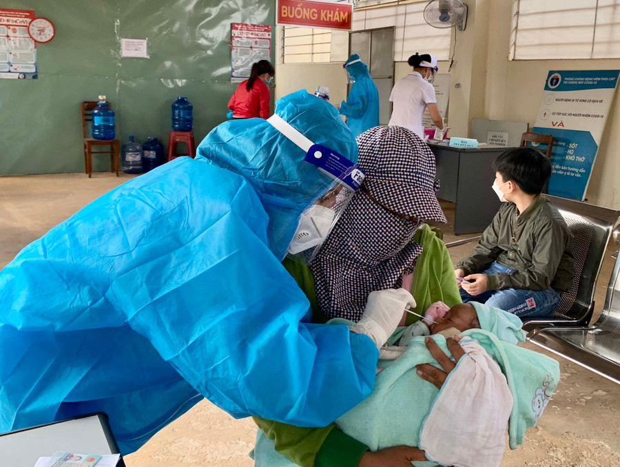 Khám sàng lọc Covid-19 cho trẻ tại Bệnh viện Nhi Gia Lai. Ảnh: Như Nguyện