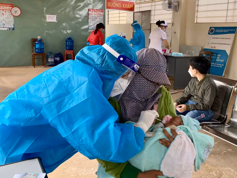 Khám sàng lọc Covid-19 cho trẻ tại Bệnh viện Nhi Gia Lai. Ảnh: Như Nguyện