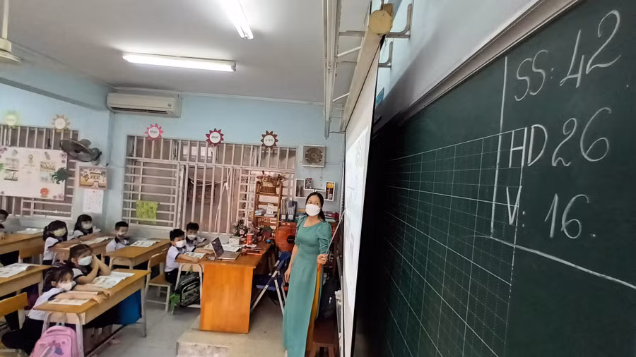  Nhiều lớp học sĩ số giảm do học sinh vắng mặt thuộc diện F0, F1. Ảnh: Đào Ngọc Thạch