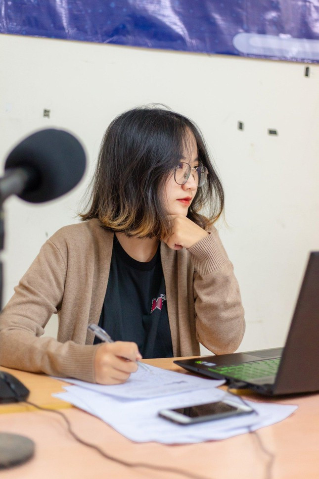  Bên cạnh đó, cô không ngừng tham gia nghiên cứu các đề tài khoa học sinh viên cấp Khoa, Trường và đạt nhiều giải thưởng.